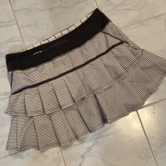 lululemon athletica Dresses & Skirts - Lululemon cream grey striped skirt with under shorts.  EUC!